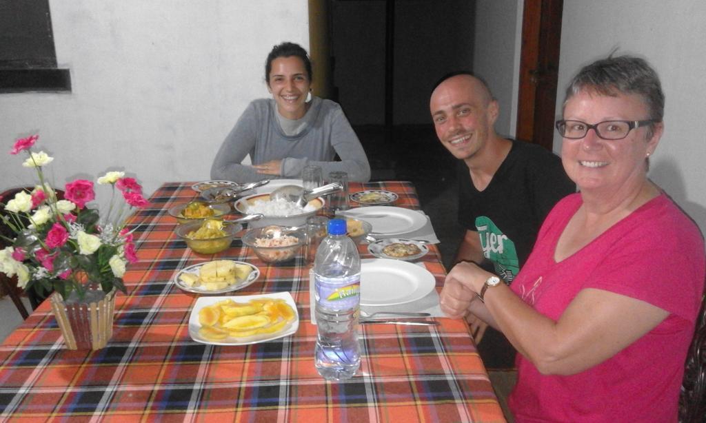 Sanjana Home Stay ハバラナ エクステリア 写真